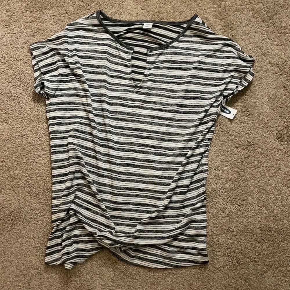 Old navy shirt sleeved tee